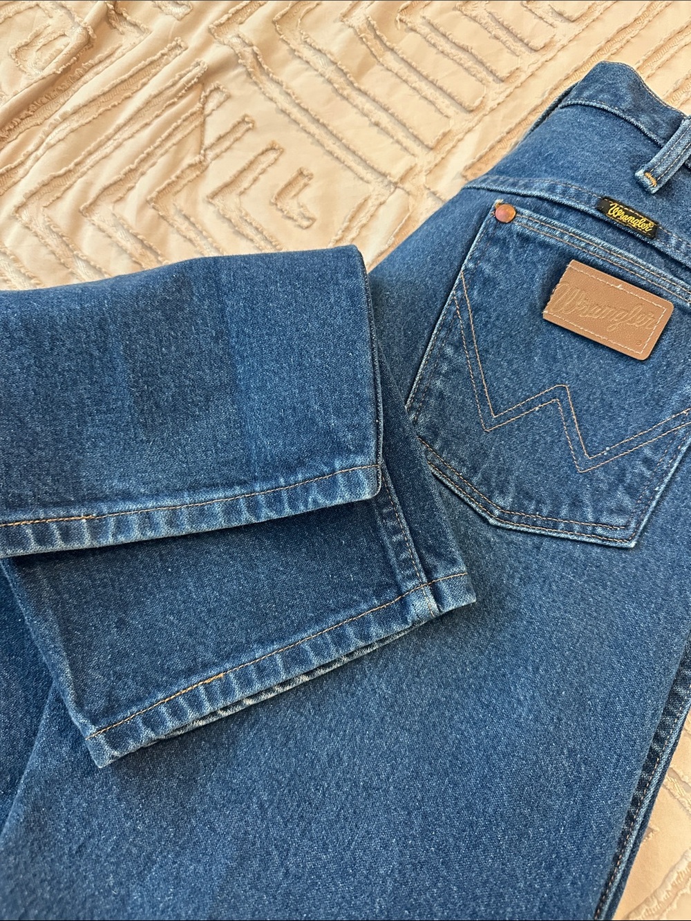 Wrangler Women’s Retro Blue Relaxed Fit Jeans - Picture 4 of 4